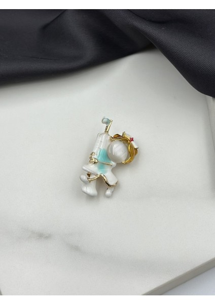 Sarı Saçlı Kadın Hemşire Figürlü Broş Yaka Iğnesi