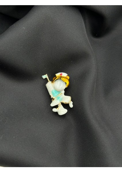 Sarı Saçlı Kadın Hemşire Figürlü Broş Yaka Iğnesi fiyatları