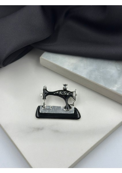 Siyah Mineli Terzi Dikiş Makinesi Figürlü Broş Yaka Iğnesi