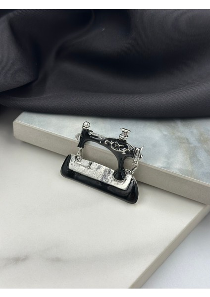 Siyah Mineli Terzi Dikiş Makinesi Figürlü Broş Yaka Iğnesi fiyatları