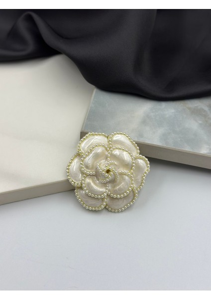 Beyaz Mineli Inci Detaylı Gül Figürlü Broş Yaka Iğnesi fiyatları