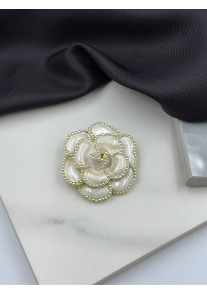 Beyaz Mineli Inci Detaylı Gül Figürlü Broş Yaka Iğnesi modelleri