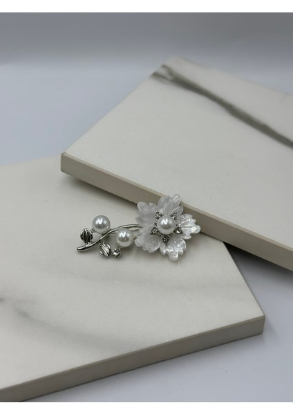Beyaz Inci Detaylı Çiçek Tasarım Broş Yaka Iğnesi