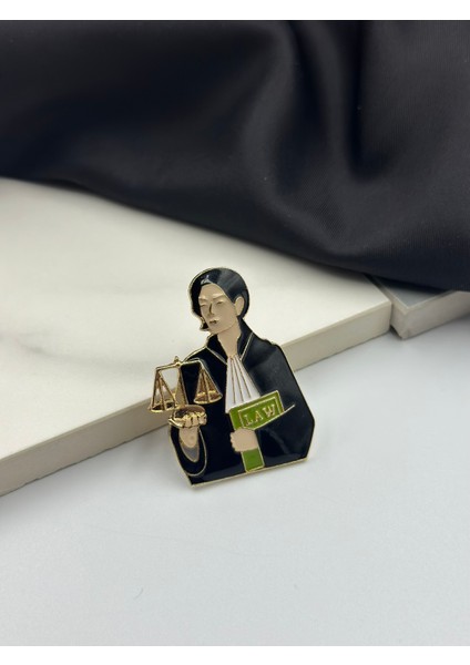 Adalet Terazisi Tutan Kadın Meslek Broşu Tasarım Yaka Iğnesi