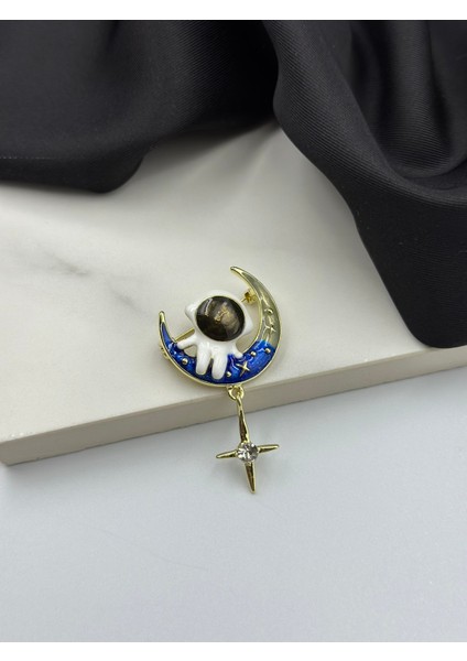 Aya Oturmuş Astronot Tasarım Broş Yaka Iğnesi