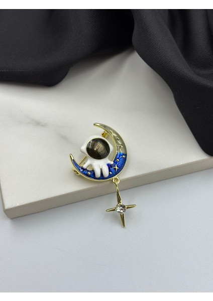 Aya Oturmuş Astronot Tasarım Broş Yaka Iğnesi modelleri