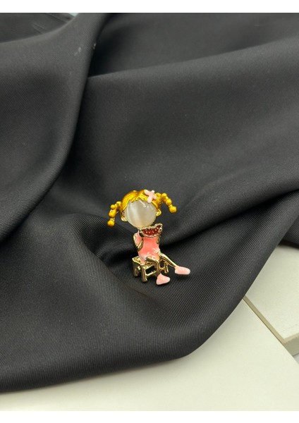 Sarı Saçlı Oturan Karpuz Yiyen Kız Broş Yaka Iğnesi