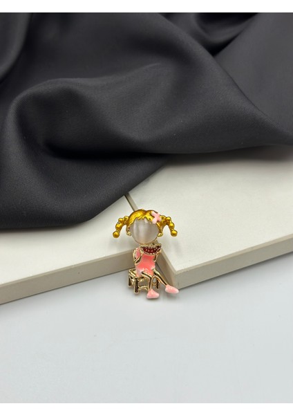 Sarı Saçlı Oturan Karpuz Yiyen Kız Broş Yaka Iğnesi fiyatları