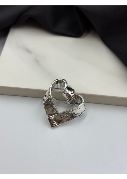 Gümüş Mezura Figürlü Terzi Modacı Tasarım Meslek Broş Yaka Iğnesi