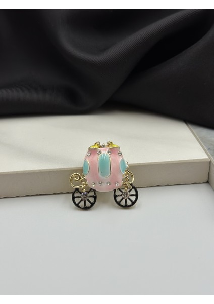 Pembe Mineli Prenses At Arabası Figürlü Broş Yaka Iğnesi