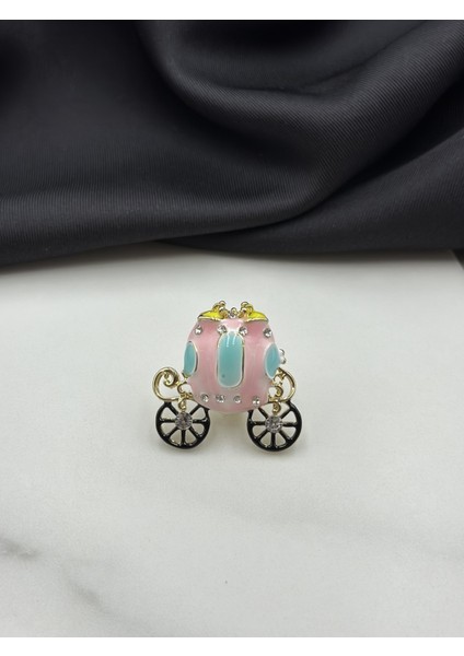 Pembe Mineli Prenses At Arabası Figürlü Broş Yaka Iğnesi fiyatları