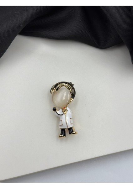 Siyah Saçlı Beyaz Mineli Erkek Doktor Hemşire Sağlık Çalışanı Broş Yaka Iğnesi 1 Adet fiyatları
