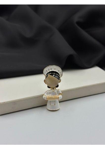 Kadın Aşçı Figürlü Beyaz Mineli Meslek Broşu Yaka Iğnesi