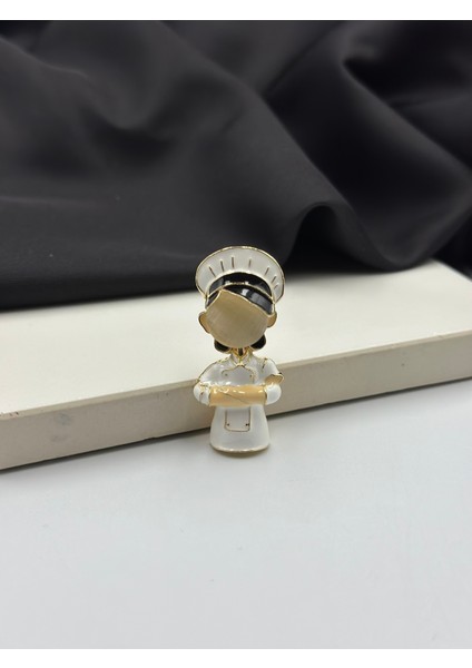 Kadın Aşçı Figürlü Beyaz Mineli Meslek Broşu Yaka Iğnesi fiyatları