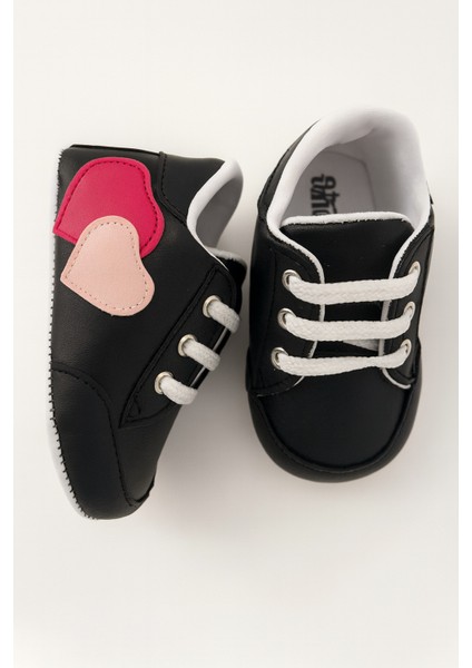 Kız Bebek Spor Ayakkabı – Kalpli Tasarım, Esnek ve Yumuşak