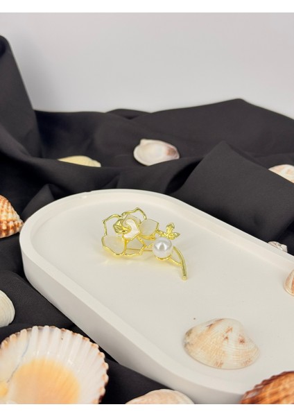 Krem Mineli Gül Sallantılı Inci Detaylı Broş Yaka Iğnesi