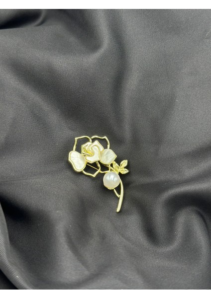 Krem Mineli Gül Sallantılı Inci Detaylı Broş Yaka Iğnesi modelleri
