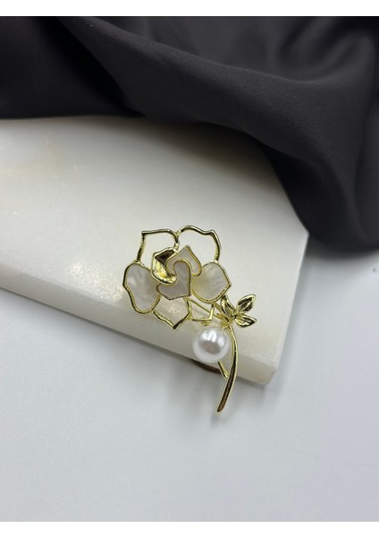 Krem Mineli Gül Sallantılı Inci Detaylı Broş Yaka Iğnesi fırsatları