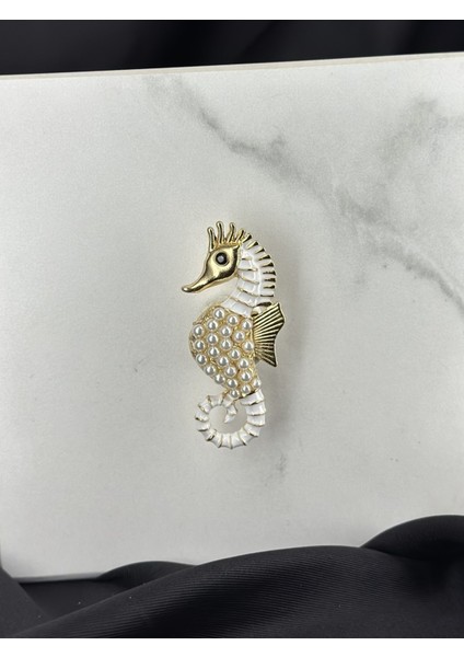 Beyaz Mineli Incili Deniz Atı Figürlü Broş Yaka Iğnesi