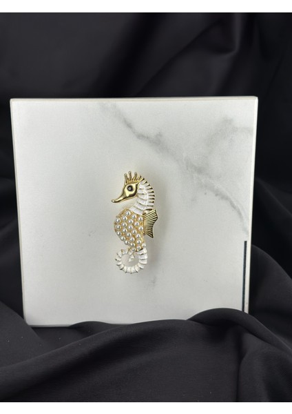 Beyaz Mineli Incili Deniz Atı Figürlü Broş Yaka Iğnesi fiyatları