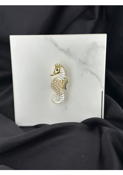 Beyaz Mineli Incili Deniz Atı Figürlü Broş Yaka Iğnesi modelleri