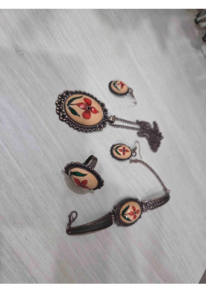 El Yapımı Çiçek Desenli Antik Bronz Takı Seti (Kolye + Küpe + Yüzük + Bileklik) fiyatları