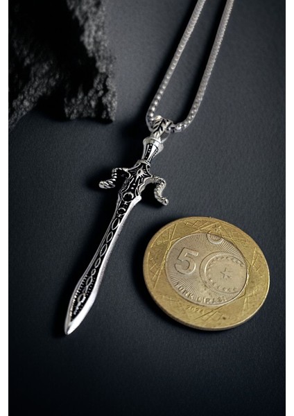 Gümüş Kaplama Krom-Çelik Erkek Kolyesi Efsane Attila'nın Kılıcı Madalyon Kılıç