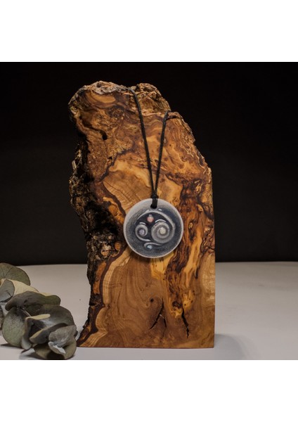 Üçlü Spiral Triskelion Seramik Kolye – Stres ve Denge Kolyesi