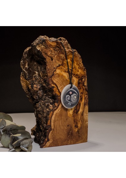 Üçlü Spiral Triskelion Seramik Kolye – Stres ve Denge Kolyesi fiyatları