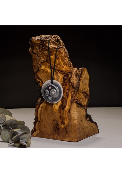 Üçlü Spiral Triskelion Seramik Kolye – Stres ve Denge Kolyesi modelleri