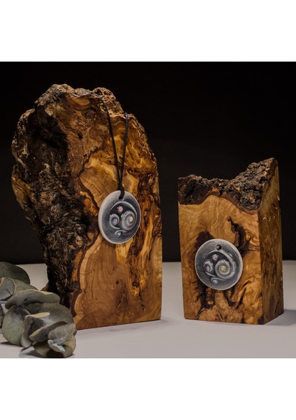 Üçlü Spiral Triskelion Seramik Kolye – Stres ve Denge Kolyesi fırsatları