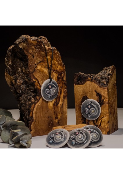 Üçlü Spiral Triskelion Seramik Kolye – Stres ve Denge Kolyesi indirimleri