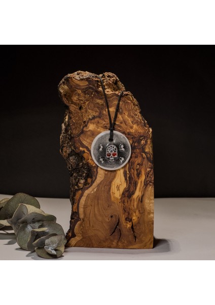 Kurukafa Kabartmalı Seramik Kolye – Stres ve Denge Kolyesi