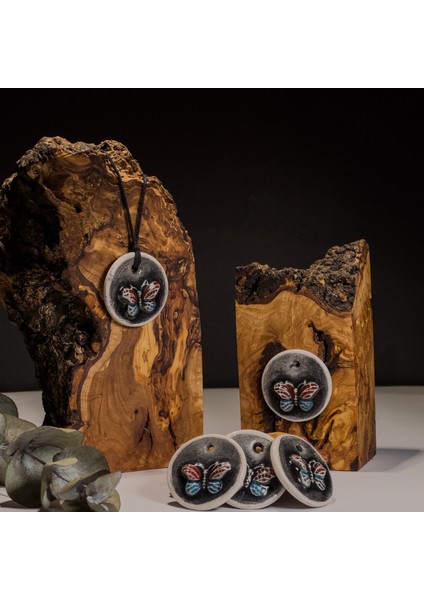 Renkli Kelebek Figürlü Seramik Kolye – Stres ve Denge Kolyesi indirimleri