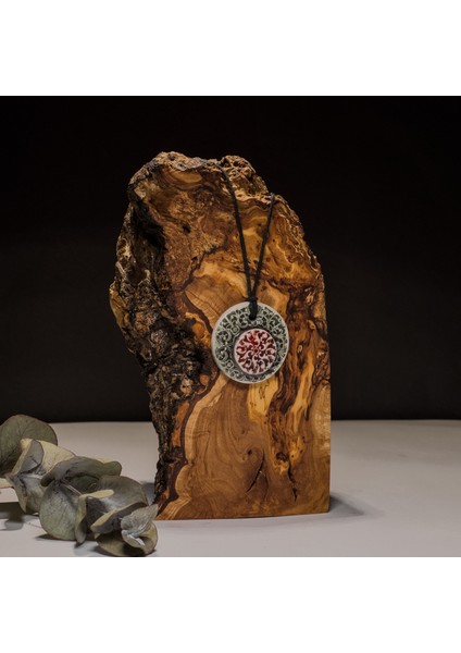 Dantel Güneş Motifli Seramik Kolye – Stres ve Denge Kolyesi