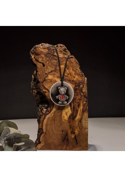 Ayıcık Figürlü Seramik Kolye – Stres ve Denge Kolyesi