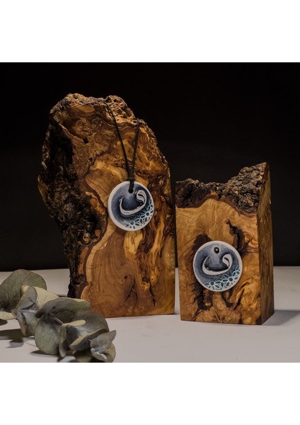 Vav Harfi Seramik Kolye – Stres ve Denge Kolyesi fırsatları