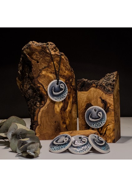 Vav Harfi Seramik Kolye – Stres ve Denge Kolyesi indirimleri