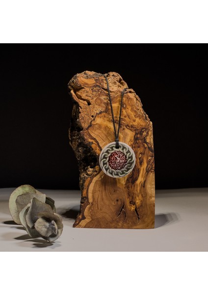 Kırmızı Spiral Koruma Seramik Kolye – Stres ve Denge Kolyesi