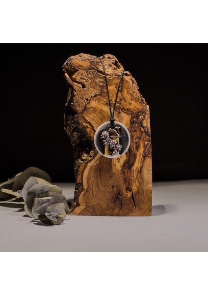 Kırmızı Çiçekli Ev Seramik Kolye – Stres ve Denge Kolyesi