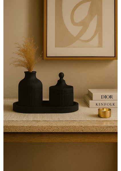 3 Parçalı Dekoratif Set – Çizgili Vazo, Kapaklı Mumluk & Oval Tepsi fiyatları