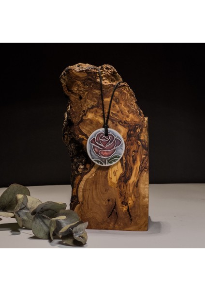 Kırmızı Gül Desenli Seramik Kolye – Stres ve Denge Kolyesi