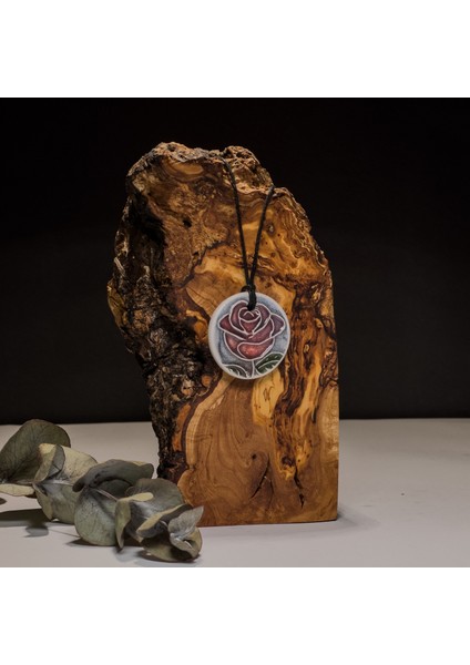 Kırmızı Gül Desenli Seramik Kolye – Stres ve Denge Kolyesi fiyatları