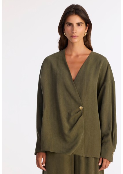 Geniş Gömlek Yaka Uzun Kol Gömlek