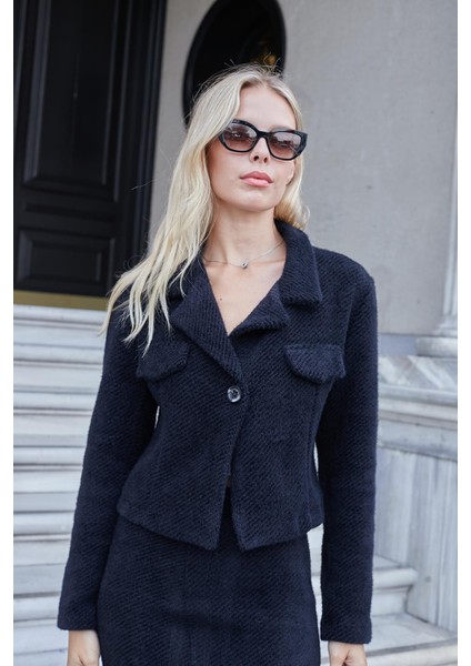 Kadın Yumuşak Dokulu Kalın Angora Kumaş Yakalı Cep Kapaklı Uzun Kol Tek Düğme Ceket-Siyah indirimleri