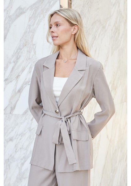Kadın Ipeksi Modal Kumaş Yakalı Cep Kapaklı Kolları Düğmeli Bağcıklı Uzun Blazer Baharlık Ceket-Vizon