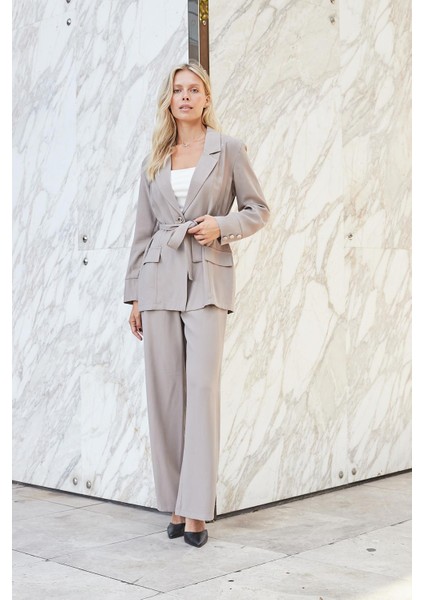 Kadın Ipeksi Modal Kumaş Yakalı Cep Kapaklı Kolları Düğmeli Bağcıklı Uzun Blazer Baharlık Ceket-Vizon modelleri