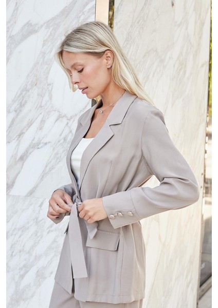 Kadın Ipeksi Modal Kumaş Yakalı Cep Kapaklı Kolları Düğmeli Bağcıklı Uzun Blazer Baharlık Ceket-Vizon indirimleri