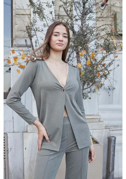 Kadın Ipeksi Esnek Modal Kumaş V Yaka Uzun Kol Omuz Aksesuarlı Düğmeli Uzun Blazer Ceket-Haki modelleri