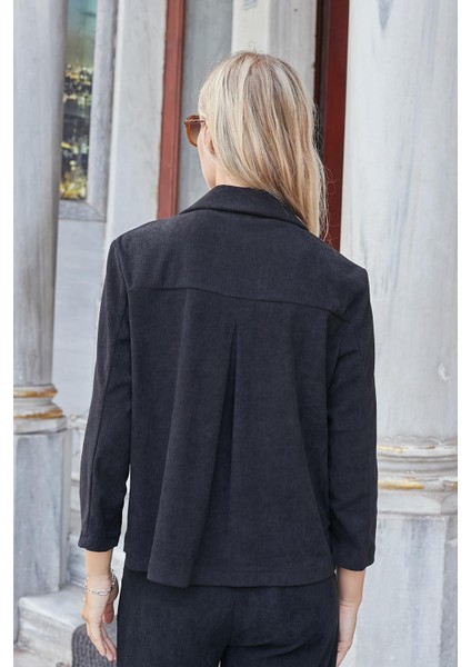 Kadın Fitilli Kadife Kumaş Yakalı Cep Kapaklı Uzun Kol Arkası Pili Kaşeli Rahat Kesim Ceket-Siyah indirimleri